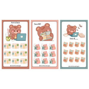 Puede incluir: Tres tarjetas de seguimiento de presupuesto coloridas con un oso de dibujos animados. Las tarjetas muestran los textos "Roll & Save", "Save $21" y "Save $_". Cada tarjeta presenta ilustraciones de cuadernos, calculadoras y bebidas.