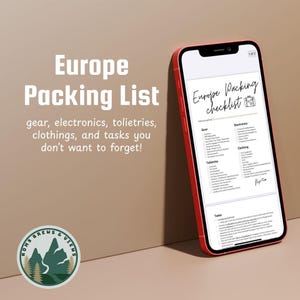 Può includere: Uno smartphone rosso mostra una lista di controllo "Lista di imballaggio per l'Europa". Lo schermo mostra categorie come attrezzatura, elettronica, articoli da toeletta e abbigliamento. Il telefono è appoggiato a uno sfondo neutro, con testo che recita "attrezzatura, elettronica, articoli da toeletta, abbigliamento e compiti che non vuoi dimenticare!"