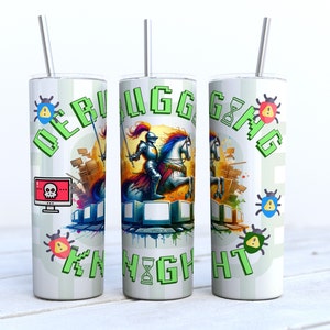 Pode incluir: Um copo branco com um design pixelado verde e branco que apresenta um cavaleiro a cavalo, uma caveira e ossos cruzados, e o texto "Debug Knight Gaming".