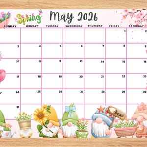 以下が含まれることがあります： ピンクと白の花柄デザインの2026年5月のカレンダー。カレンダーには、ノーム、花、そして「Spring」という言葉の水彩イラストが描かれています。鉛筆が横に置かれています。