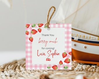 Puede incluir: Etiqueta de favor de vichy rosa y blanco con un diseño de fresa acuarela. La etiqueta dice "Muchas gracias por venir! Con cariño, Sophia".