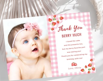 Può includere: Un biglietto di ringraziamento a quadri vichy rosa e bianco con una foto di una bambina che indossa una corona di fiori rosa. Il testo sulla carta dice "Grazie mille" e include un messaggio sul compleanno del bambino.