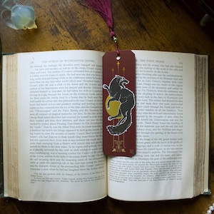 Marcador de Dreadwolf, lámina de oro y burdeos con borla de cuentas