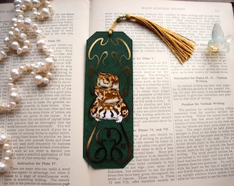 Marcador de la Torre (de las Ranas), lámina verde y dorada con borla de cuentas