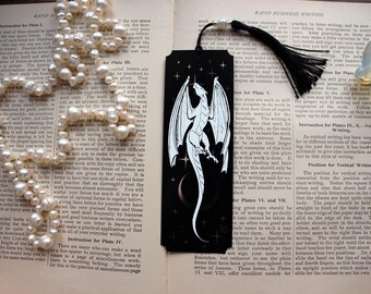 Marcador de dragón lunar, lámina blanca, negra y plateada con borla de cuentas