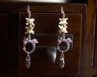 Pendientes de hueso de dragón con perla negra