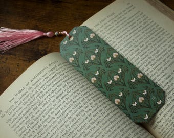 Marcapáginas con papel tapiz floral Art Nouveau, verde, rosa y dorado con borla de cuentas