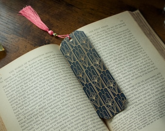 Marcapáginas con papel pintado Art Déco en cascada, azul marino y dorado, con borla de cuentas