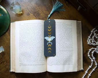 Marcador de fases lunares Luna Moth, azul marino y dorado con borla de cuentas