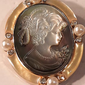 BUTLER cameo pendant or brooch.with mother of pearl
