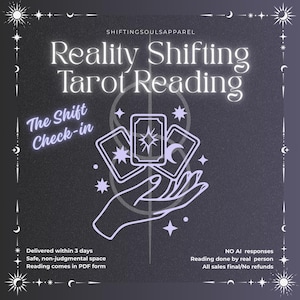 Op de afbeelding: Een donkerpaarse afbeelding met de tekst Reality Shifting Tarot Reading en The Shift Check-in. Het ontwerp bevat een illustratie van een hand die drie tarotkaarten met ster- en maansymbolen vasthoudt, omringd door een hemelse rand van zonnen.