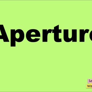 Puede incluir: La palabra "Aperture" en negrita negra está centrada sobre un fondo verde claro. En la esquina inferior derecha, el texto "Learning With V" se muestra en un pequeño rectángulo multicolor.