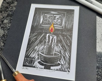 Stampa su linoleum colorata a mano con candela fiammeggiante originale: realizzata a mano a bordo della Narrowboat Charlamy e pronta per essere incorniciata