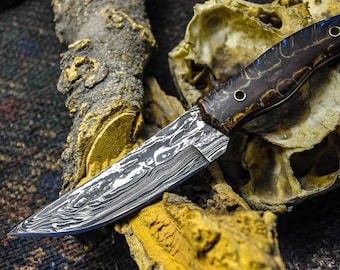 DAS TOMBERKNIFE - Custom Hand Made - Damast-Stahl - Skinnerklinge - Pine Cone Griff - Gerade Rückseite - Campingmesser - Geschenk für Ihn - USA