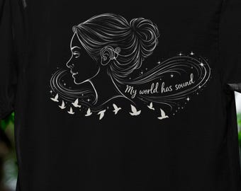Mi mundo tiene sonido: camiseta con diseño lineal para concienciar sobre los implantes cocleares.