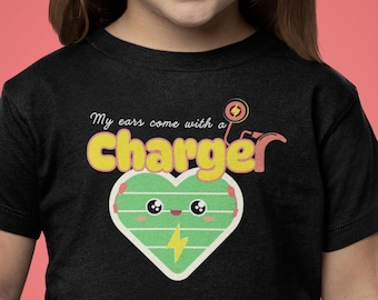 Mes oreilles sont livrées avec un chargeur | Implant cochléaire | T-shirt pour sourds