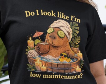 ¿Acaso parezco una persona que requiere poco mantenimiento? – Divertida camiseta con humor de Capybara Spa