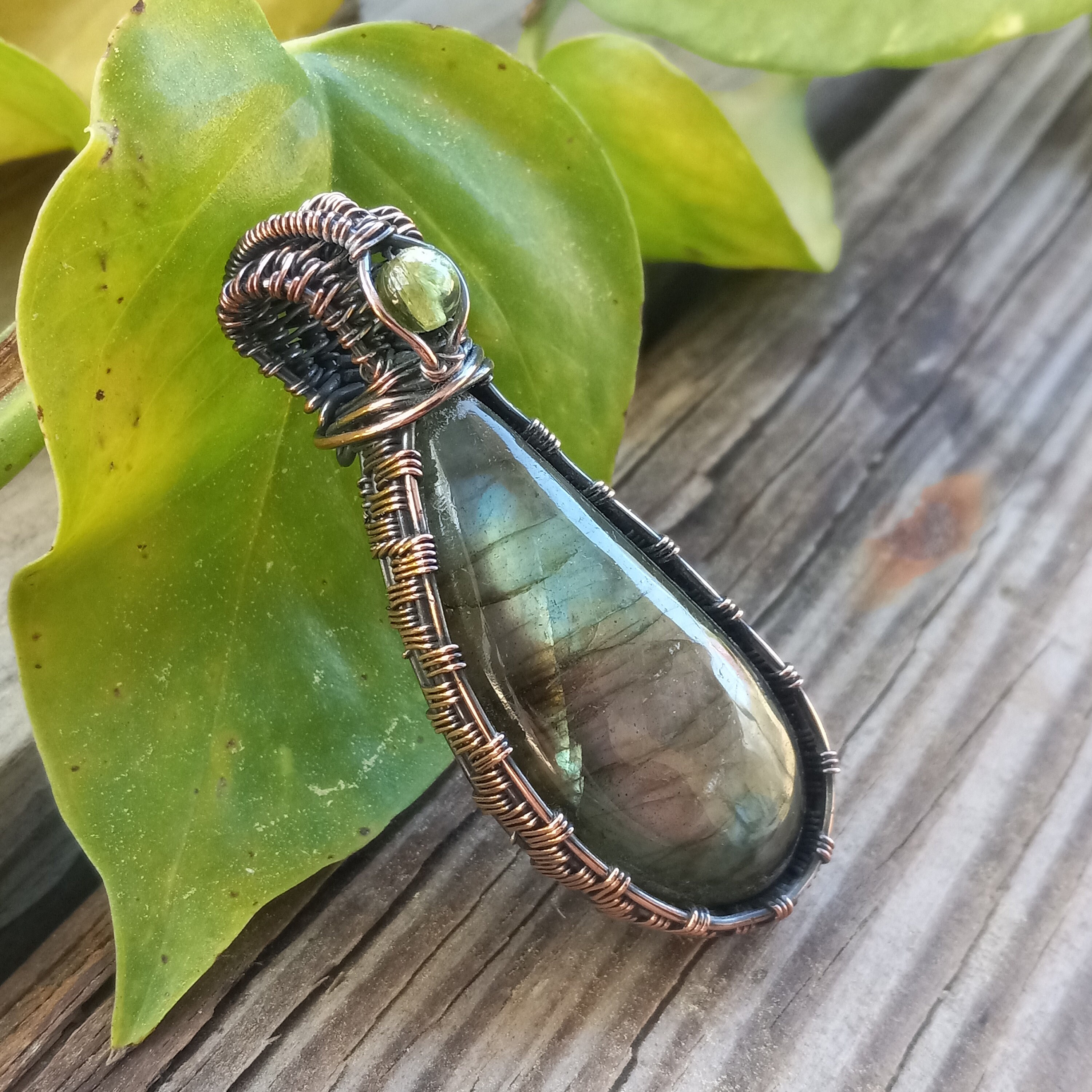 ラブラドライトとペリドットのペンダント - Etsy 日本