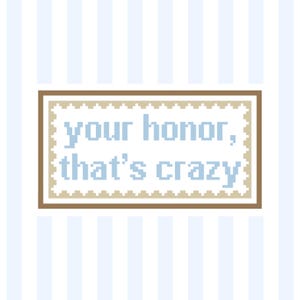 Op de afbeelding: Een kruissteekontwerp met de zin "your honor, that's crazy" in lichtblauwe letters. De tekst is omlijst door een beige rand en een bruine buitenrand, tegen een gestreepte achtergrond.