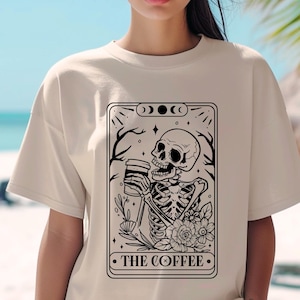 Camiseta divertida de la carta del Tarot, la camiseta del café, la camiseta del esqueleto del café, la camiseta del tarot esqueleto