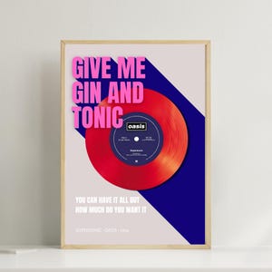 Op de afbeelding: Een ingelijste print met een rode vinylplaat en de roze tekst "Give Me Gin and Tonic". De plaat staat tegen een blauwe en lichtgrijze achtergrond. De tekst "Supersonic - Oasis - 1994" is ook zichtbaar.