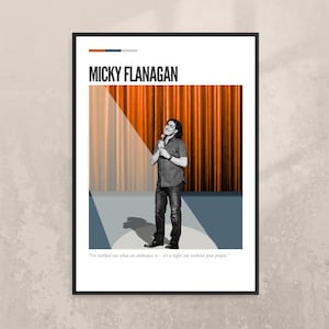 Può includere: Un poster incorniciato con Micky Flanagan sul palco, con un microfono. Lo sfondo presenta una tenda arancione e un riflettore. Il poster include il testo "MICKY FLANAGAN" e una citazione: "I've worked out what an ambiance is - it's a night out without poor people."