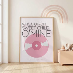 Può includere: Una stampa incorniciata con le parole "WHOA, OH-OH SWEET CHILD O'MINE" in testo nero. Una grafica di vinile rosa è centrata sotto. La parte inferiore della stampa recita "WHOA, OH-OH-OH SWEET LOVE OF MINE".