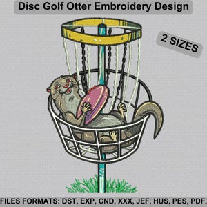 Puede incluir: Diseño de bordado de una nutria de dibujos animados sosteniendo un disco de golf en una cesta de golf de disco. El diseño está disponible en dos tamaños. El texto "2 SIZES" está en la esquina superior derecha de la imagen. El texto "FILES FORMATS: DST, EXP, CND, XXX, JEF, HUS, PES, PDF." está en la parte inferior de la imagen.