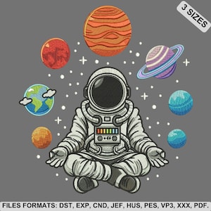 Może przedstawiać: Haftowany wzór przedstawiający astronautę w medytacyjnej pozie, otoczonego kolorowymi planetami i gwiazdami. Astronauta ma na sobie biały skafander kosmiczny. Obraz zawiera tekst "3 SIZES" oraz informacje o formatach plików.