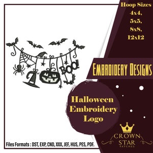 Op de afbeelding: Zwart-wit Halloween-borduurontwerp met een pompoen, een heksenhoed, vleermuizen en het woord "Boo!" dat aan een touwtje hangt. Het ontwerp is verkrijgbaar in verschillende maten: 4x4, 5x5, 8x8 en 12x12 inch.