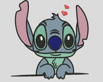 Può includere: Design di ricamo con Stitch di Lilo & Stitch. Stitch è blu con accenti verdi e ha grandi occhi rotondi. È mostrato con le orecchie alzate e un'espressione carina. Il design include due piccoli cuori rossi sopra la testa di Stitch.
