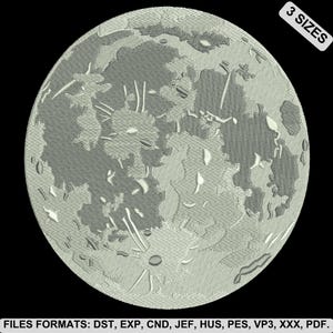 Puede incluir: Diseño bordado de luna llena en tonos grises, con detalles de cráteres y texturas. La imagen incluye el texto "3 SIZES" y una lista de formatos de archivo: DST, EXP, CND, JEF, HUS, PES, VP3, XXX, PDF. Fondo negro.