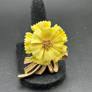 Trifari flower brooch - Etsy 日本