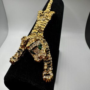 Large leopard or tiger articulated pin with double closures