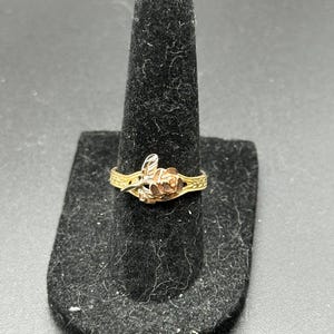 Belle bague rose tricolore en or 14 ct avec anneau estampé