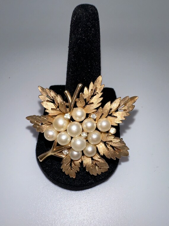 Vintage Trifari and faux pearls gold tone pin