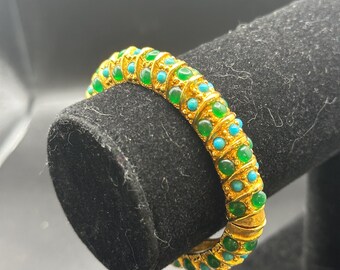 Pulsera vintage Cadoro con bisagra texturizada en tono dorado, de imitación de turquesa y piedra verde.