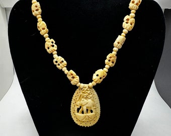 Collier Sautoir Vintage Années 70 – Perles Décor Gravées Et Perle éléphant, Occasion