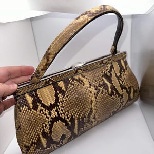 Bolso elegante de líneas limpias con diseño de piel de serpiente y cromo de los años 1940 o 1950 y espejo a juego