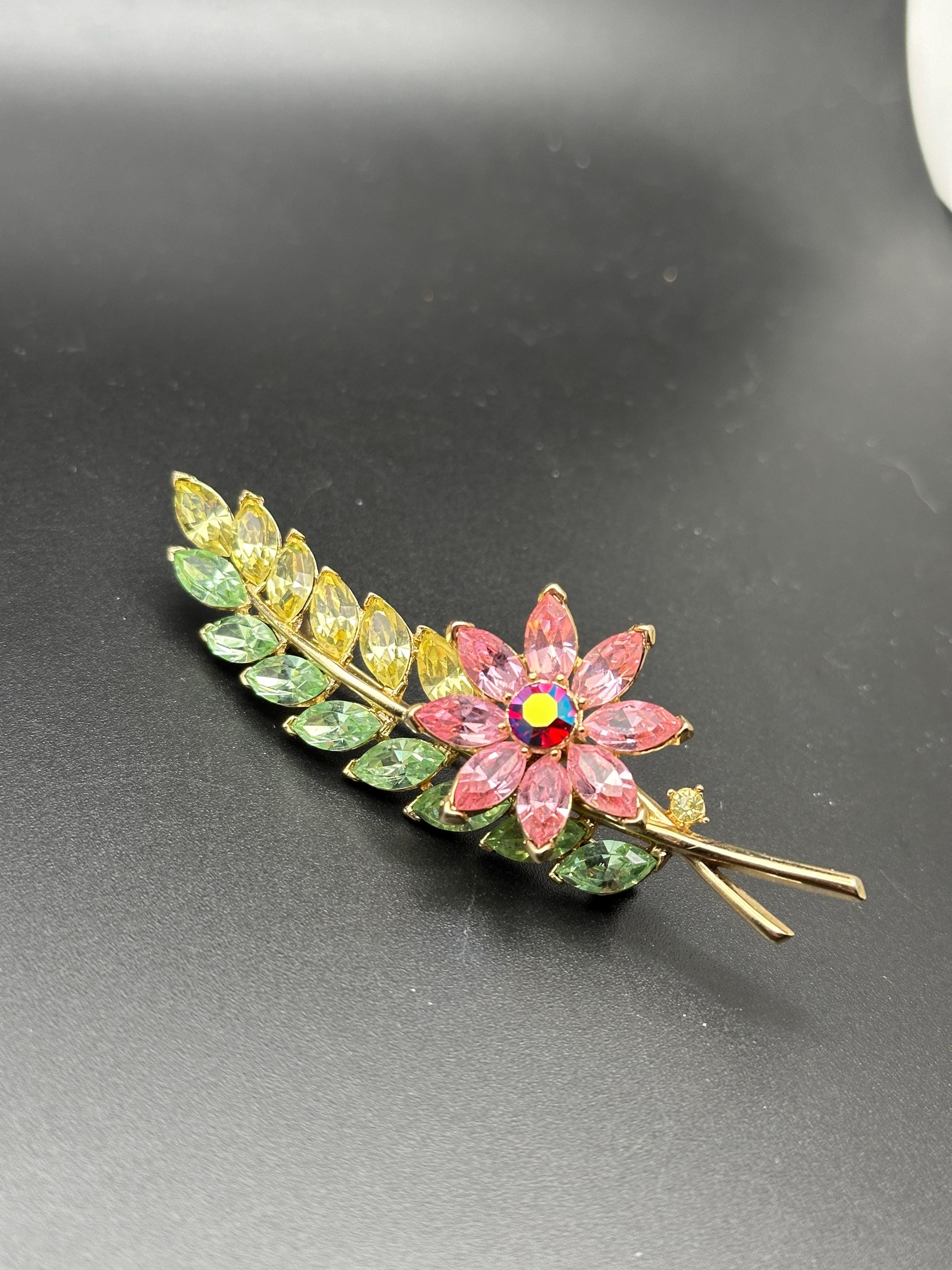 Trifari flower brooch - Etsy 日本