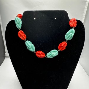 Koralle und türkis farbene gewellte Glasperlenkette