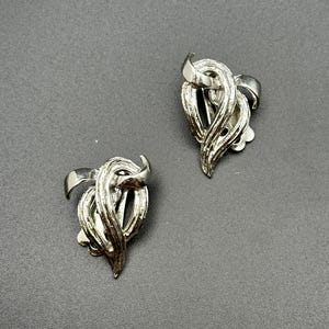 Pendientes con clip con diseño de cinta fluida en tono plateado de Coro vintage