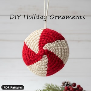 Può includere: Un ornamento natalizio fatto a mano, all'uncinetto, con un motivo a righe rosse e crema. L'ornamento rotondo è sospeso da uno spago bianco. Il testo sull'immagine recita "DIY Holiday Ornaments" e "PDF Pattern".