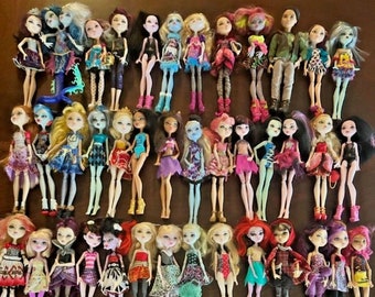 Huge Lot of 40 Monster High / Ever After High Dolls Clothes Shoes Free Shipping