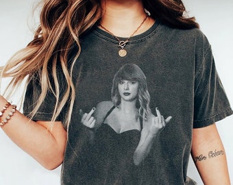 Camisa Taylor Middle Finger de moda, camisa Swiftie, camiseta Comfort Colors, Rep Era, camisa Sassy, estética de moda, Eras Tour