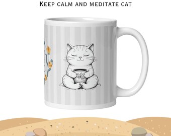 Mantieni la calma e medita gatto con sfondo grigio, gatto pacifico, gatto meditante, amante dei gatti, tazza per gatti dal design minimalista