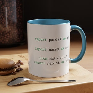 K&ouml;nnte beinhalten: Eine wei&szlig;e Keramiktasse mit tealfarbenem Rand und Henkel. Die Tasse hat gr&uuml;nen Text, der "import pandas as pd import numpy as np from matplotlib import pyplot as plt" lautet.