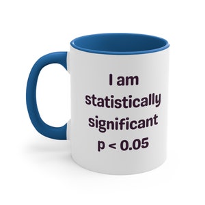Puede incluir: Taza de cerámica blanca con borde y asa azules. La taza tiene texto negro que dice "Soy estadísticamente significativo p < 0,05"