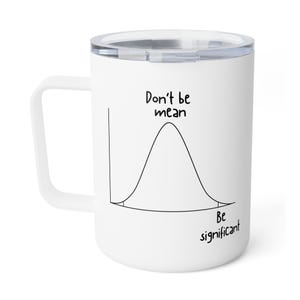 Può includere: Tazza da viaggio bianca con manico e coperchio trasparente. La tazza presenta un grafico nero con il testo "Don't be mean" sopra la curva e "Be significant" sotto.