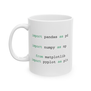K&ouml;nnte beinhalten: Wei&szlig;e Keramiktasse mit schwarzem Text, der "import pandas as pd import numpy as np from matplotlib import pyplot as plt" lautet.
